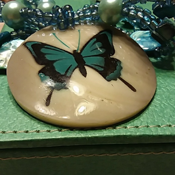 Beautiful butterfly necklace and earrings set - Picture 2 of 3